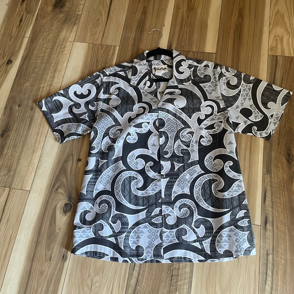 Howie Hawaiian Shirt. Med